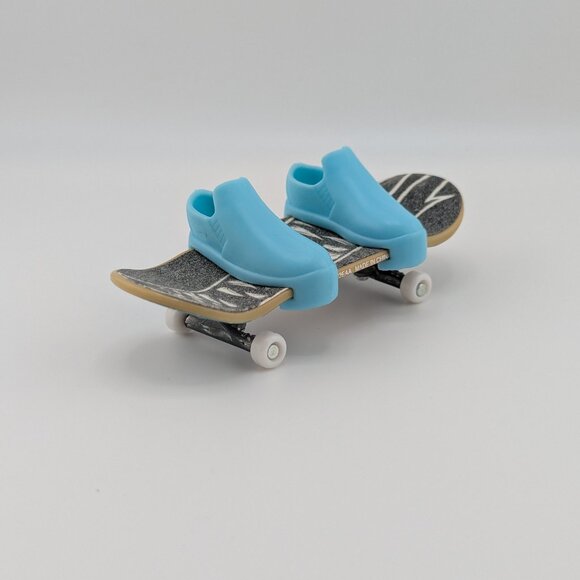 🔥 Hot Wheels Mini Fingerboard + Shoes – Mattel HGT57 🔥 - Picture 1 of 3